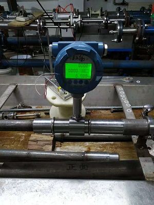 What are the advantages of a turbine flow meter?